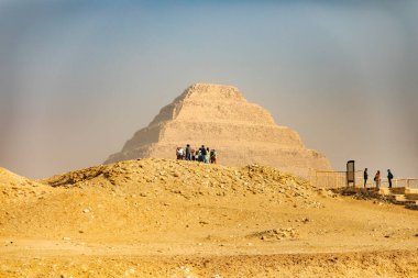 Kahire, Mısır; 20 Ocak 2024: Mısır 'ın mezarlığı Memphis' in bir parçası olan Saqqara 'da Zoser' in Adım Piramidi ile antik görkemi tecrübe edin. Bu firavun yapısının ihtişamını keşfedin..