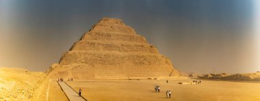 Kahire, Mısır; 20 Ocak 2024: Memphis, Mısır 'da Saqqara' nın ikonik Adım Piramidi, Zoser 'in ebedi mirası. Bu firavun alanının mimari mucizesini keşfedin..