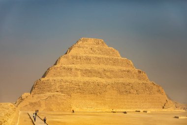 Kahire, Mısır; 20 Ocak 2024: Mısır 'ın firavun mezarlığı Memphis' teki Saqqara 'nın önemli bir özelliği olan Zoser Basamağı Piramidini keşfedin. Tarihsel bağlamını ve tasarımını keşfedin.