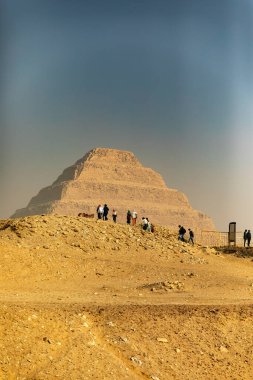 Kahire, Mısır; 20 Ocak 2024: Memphis 'in Adım Piramidi' ni ziyaret edin, Zoser 'in Saqqara' daki mezarını ziyaret edin, Mısır 'ın antik nekropolü. Bu olağanüstü firavun yapısının kökenini ve önemini araştırın..