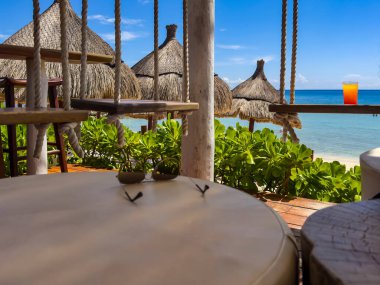 Cancun, Meksika; 24 Eylül 2023: Tropikal güneşin altındaki bir paradisiacal plajda Cancun plaj bar saadeti yaşayın. Ferahlatıcı içkilerin ve Meksika 'nın sahil cenneti manzarasının tadını çıkarın..