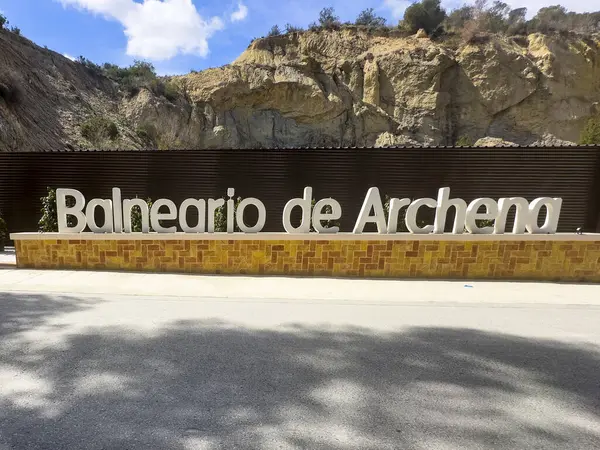 Archena, İspanya; 23 Mart 2025: Archena Kaplıcası 'nın girişinde bir turiste eşlik edin. Murcia 'nın Mağripli cazibesini tecrübe et..