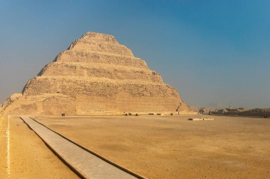 Kahire, Mısır; 20 Ocak 2024: Mısır 'ın eski Mısır şehri Memphis' e ait dikkate değer bir yapı olan Mısır 'ın Saqqara kentindeki Büyük Adım Djoser Piramidini keşfedin. Tarihine tanık olun..