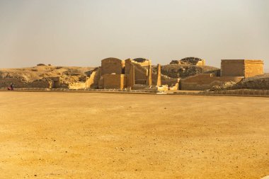 Kahire, Mısır; 20 Ocak 2024: Eski Mısır şehri Memphis 'in hayati bir parçası olan Saqqara' nın Firavun Necropolis 'inin perili kalıntılarını keşfetmek. Bu tarihi alanın sırlarını keşfet.