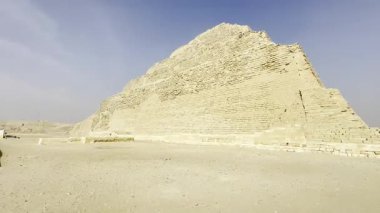 Kahire, Mısır; 20 Ocak 2024: Eski Memphis Mezarlığı 'nın önemli bir özelliği olan Mısır' ın Saqara kentindeki Zoser 'in Büyük Adım Piramidini keşfetmek. Bu sitenin tarihini ve mimari mucizesini keşfedin.