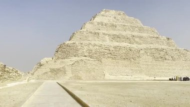 Kahire, Mısır; 20 Ocak 2024: Mısır 'ın eski Mısır şehri Memphis' e ait dikkate değer bir yapı olan Mısır 'ın Saqqara kentindeki Büyük Adım Djoser Piramidini keşfedin. Tarihine tanık olun..