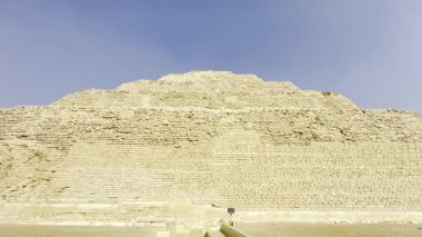 Kahire, Mısır; 20 Ocak 2024: Zoser 'in Saqara' daki Adım Piramidini keşfetmek, Mısır 'ın antik Memphis mezarlığında önemli bir dönüm noktasıdır. Tarihsel ve mimari önemini keşfedin..