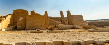 Kahire, Mısır; 20 Ocak 2024: Eski Mısır şehri Memphis 'in önemli mezarlığı olan Saqqara Tapınağı ve kalıntılarını keşfetmek. Tarihi derinlikleri ve mimari harikaları keşfedin..