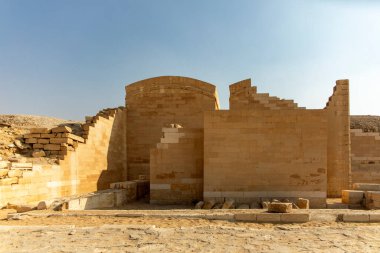 Kahire, Mısır; 20 Ocak 2024: Mecropolis, Mısır 'daki Tapınak ve Harabeleri' ni keşfetmek için Saqqara 'ya bir yolculuğa çıkın. Büyük bir antik uygarlığın kalıntılarına tanık olun..