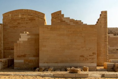 Kahire, Mısır; 20 Ocak 2024: Memphis 'in Necropolis, Mısır' daki Tapınak Harabeleriyle antik Saqqara 'yı ziyaret edin. Bu antik yerin tarihsel önemini ve ihtişamını tecrübe edin..