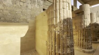 Kahire, Mısır; 20 Ocak 2024: Memphis 'in son dinlenme yeri olan Mısır' daki Saqara Tapınağı ve Necropolis kalıntılarını keşfedin. Bu antik mezarlığın tarihini ve önemini ortaya çıkarın..