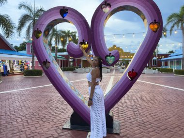 Cancun, Meksika; 26 Eylül 2023: Bir turist olarak Riviera Maya 'daki Grand Bahia Principe tatil köyünde Hacienda Dona Isabel' i ziyaret ederken samimi atmosferi tecrübe edin. Meksika cazibesinin tadını çıkar.