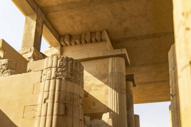 Saqqara 'nın tapınak sütunlarını ve piramit duvarlarını keşfedin, Memphis' in mezarlığının antik kalıntılarını, Mısır 'ı. Bu firavun alanının tarihsel ihtişamına tanık olun..