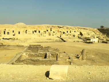 Kahire, Mısır; 20 Ocak 2024: Antik Mısır 'ın Memphis mezarlığı olan Saqqara' da kazı yapan arkeologlar. Bu firavun şehrinin zengin tarihini ortaya çıkarma çabalarını keşfedin..