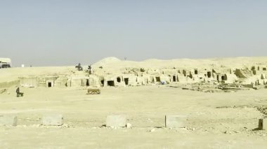 Kahire, Mısır; 20 Ocak 2024: Antik Mısır 'ın Memphis mezarlığı olan Saqqara' da kazı yapan arkeologlar. Bu firavun şehrinin zengin tarihini ortaya çıkarma çabalarını keşfedin..