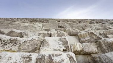 Modern dünyanın harikalarından biri olan Giza, Mısır 'daki Büyük Khufu Piramidi' nin antik taşlarını keşfedin. Bu ikonik anıtın tarihini ve ihtişamını keşfedin..