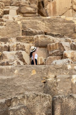 Giza 'nın modern harikası Mısır' da bir turistle Keops Piramit macerası yaşayın. Bu ikonik dünyanın tarihini ve ihtişamını keşfedin..