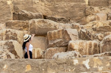 Bir turist modern bir dünya harikası olan Keops 'u keşfederken Giza' nın görkemli piramidine tanık olun. Antik tarihi ve mimari önemi keşfedin..