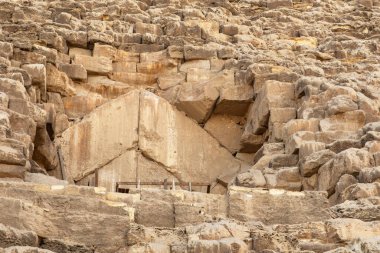 Büyük Keops Piramidine Giriş 'te tarihe adım atın, Giza, Mısır, modern bir dünya harikası. Bu antik mucizenin gizemini keşfedin..