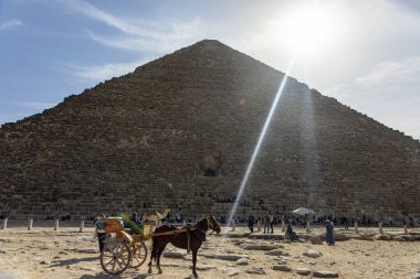 Giza, Mısır; 20 Ocak 2024: Büyük Giza Piramidini keşfedin, Mısır, modern bir dünya harikası, ve onun antik derinliklerine doğru maceraya atılın. İkonik yapısında saklı olan gizemleri keşfedin..