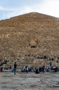 Giza, Mısır; 20 Ocak 2024: Giza, Mısır 'daki Keops Büyük Piramidinin ihtişamına tanık olun, modern bir mucize. İç odalarını keşfedin ve bu antik harikanın sırlarını açığa çıkarın..