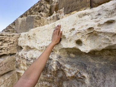 Kahire, Mısır; 20 Ocak 2024: Keops Piramidi dokunuşunu tecrübe edin, bir turistin Mısır 'ın Giza' daki antik harikasıyla olan bağlantısını. Bu modern dünyanın gücünü ve gizemini hisset..