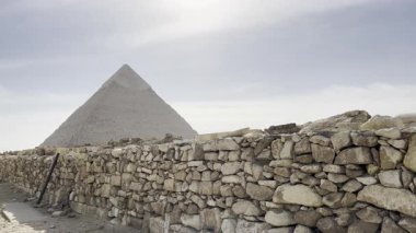 Kahire, Mısır; 20 Ocak 2024: Giza, Mısır 'daki Büyük Keops Piramidi' ni keşfedin, dünyanın gerçek bir harikası. Giza Platosu 'ndaki antik ihtişamına ve mimari ihtişamına tanık olun..