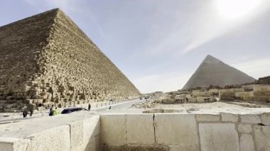 Kahire, Mısır; 20 Ocak 2024: Giza, Mısır 'daki ünlü Keops Piramidini keşfedin, gerçek bir Dünya Harikası. Giza Platosu 'nun eski ihtişamına ve tarihsel önemine tanık olun..