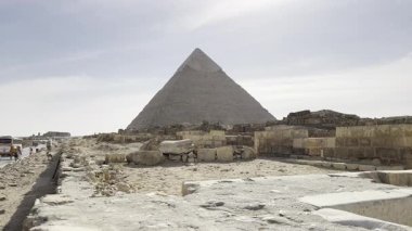 Kahire, Mısır; 20 Ocak 2024: Giza, Mısır 'daki antik bir Dünya Mucizesi olan görkemli Keops Piramidini tecrübe edin. Tarihsel önemini ve mimari harikalarını keşfedin..