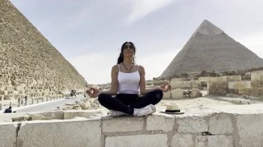 Giza yoga sükunetini Mycerinus, Kefren, Keops Piramitleri, Mısır 'a bağlanan bir kadın olarak bulun. Bu ikonik alanın sakinliğini ve kadim enerjisini hissedin..