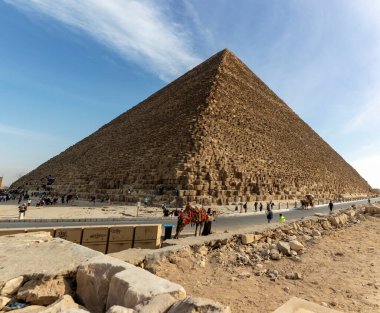 Kahire, Mısır; 20 Ocak 2024: Keops Piramidinin ihtişamını tecrübe edin, Giza 'nın antik harikası, Mısır. Antik Dünya 'nın Yedi Harikası' ndan biri olarak ebedi mirasını keşfedin..