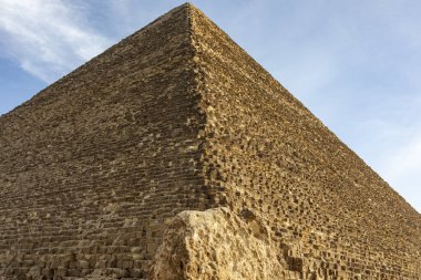 Mısır 'ın Giza Platosu' ndaki Büyük Keops Piramidi 'ne tanık olun. Antik Dünya' nın Yedi Harikası 'ndan biri. Tarihini ve mimari harikalarını keşfedin..