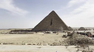 Kahire, Mısır; 20 Ocak 2024: Mycerinos Piramidi, Giza, Mısır, Antik Dünya 'nın Yedi Harikası' ndan biri. Büyüleyici Giza Platosu 'nun tarihini ve önemini keşfedin..