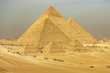 Kahire, Mısır; 20 Ocak 2024: Giza Piramitleri ile firavunların zaferini göstermek, antik bir mucize ve Mısır 'ın modern bir mucizesi. Kültürel ve mimari tasarımlar için mükemmel..