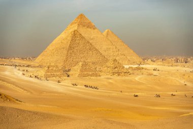 Kahire, Mısır; 20 Ocak 2024: Giza Piramitlerinin ebedi görkemi, antik dünyanın bir harikası ve Firavun Mısır 'ın modern bir simgesi. Tarihi ve seyahat projeleri için ideal.