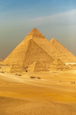 Kahire, Mısır; 20 Ocak 2024: Giza 'nın zamansız ihtişamı, antik bir dünya harikası ve Firavun Mısır' ın modern bir simgesi. Tarihsel, seyahat ve kültürel içerik için mükemmel.