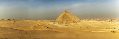 Kahire, Mısır; 20 Ocak 2024: Büyüleyici Giza Piramitleri Panoraması, antik bir dünya harikası ve modern bir mucize. Projenizde Mısır 'ın firavun mirasını sergilemek için ideal..