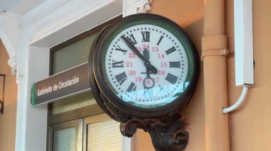 Villarrobledo, İspanya; 7 Kasım 2024: Yolculara tren saatlerini gösteren bir tren istasyonu saati ele geçirin. Seyahat, dakiklik ve ulaşım temalarını vurgulayan projeler için mükemmel.
