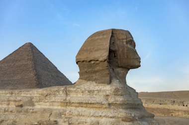 Kahire, Mısır; 20 Ocak 2024: Mısır 'ın Nil Batı Şeria' sında firavun muhafızı olan Giza Sphinx & Pyramids 'i yakalayın. İzleyicileri antik firavun çağına taşıyan projeler için ideal..
