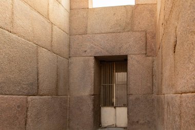 Giza 'nın Sfenks Tapınağı' nı göster. Dünyaca ünlü piramitlerin kutsal mekanı. Mısır 'ın antik mirasını ve mimari harikalarını resmetmek için mükemmel..