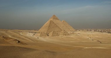 Kahire, Mısır; 20 Ocak 2024: Giza 'nın ikonik piramitlerini sergilemek, Firavun Mısır' ın antik dünya mucizelerine bir vasiyettir. Tarihi ihtişam ve gizemi iletmek için ideal bir tasarım..