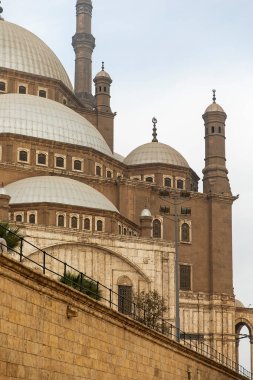 Kahire, Mısır; 21 Ocak 2024: Selahaddin 'in Mısır' daki ortaçağ mirası olan Kale Alabaster Camii. İslam tarihi mimarisinin özünü yakalayan projeler için idealdir..