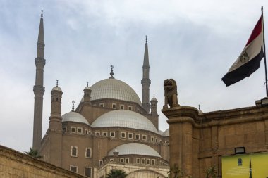 Kahire, Mısır; 21 Ocak 2024: Kahire Kalesi 'ndeki muhteşem cami Selahaddin' in Alabaster mucizesi. Ortaçağ İslam sanatına ihtiyaç duyan projeler için idealdir..