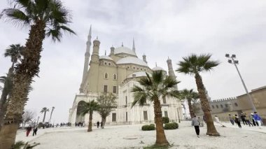 Kahire, Mısır; 21 Ocak 2024: Selahaddin 'in mimari mirası, güzel kale manzaralı Kahire Alabaster Camii. Ortaçağ İslam kültürünü vurgulayan tasarımlar için mükemmel..