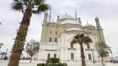 Kahire, Mısır; 21 Ocak 2024: Selahaddin Kalesi 'ndeki tarihi Kahire tarihi simgesi Alabaster Camii, ortaçağ Mısır' ından. Antik İslami tasarım gerektiren projeler için ideal..
