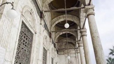 Kahire, Mısır; 21 Ocak 2024: Selahaddin tarafından inşa edilmiş bir ortaçağ kalesi olan Kahire 'deki Alabaster Camii' nde gezinti deneyimini yakalayın. Mısır 'ın İslami mirasını gösteren projeler için ideal.