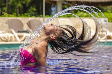Turistlerin mavi havuz inzivasını sunmak, ferahlatıcı bir yaz tatili dinlenme sahnesi çekmek. Yaz tatili görüntülerine ihtiyaç duyan projeler için ideal..