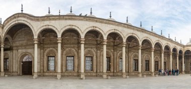 Kahire, Mısır; 21 Ocak 2024: Muhammed Ali Camii 'nin avlu sütunlarını yakalayın, kaymaktaşı güzelliği ve Kahire kalesi manzarasını sergileyin. İslami mimari ve sanatı vurgulayan projeler için ideal.