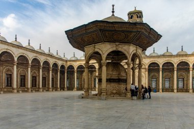 Kahire, Mısır; 21 Ocak 2024: Muhammed Ali Camii abdest çeşmesini ele geçirmek, kaymak gibi güzelliği ve Kahire kalesi manzarasını sergilemek. İslam mimarisini vurgulayan projeler için ideal.