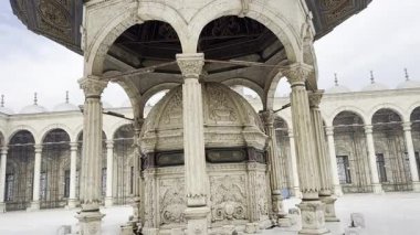 Kahire, Mısır; 21 Ocak 2024: Selahaddin 'in Kahire' sinde Alabaster Camii yürüyüşü ile bir kale keşfi yapın. Tarihi İslam turizmine ihtiyaç duyan projeler için idealdir..
